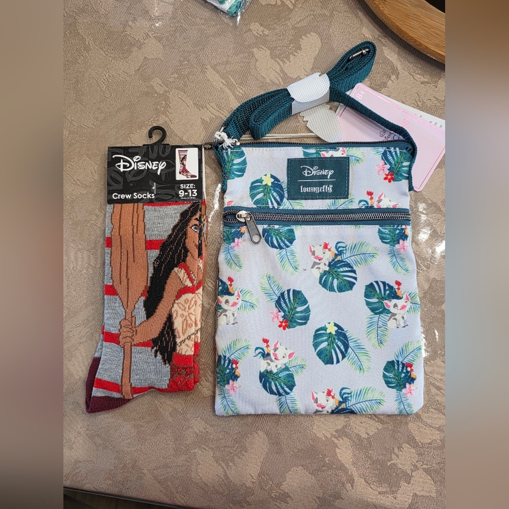 Loungefly Disney Moana Pua & Heihei Passport Crossbody Bag & Disney Moana Socks